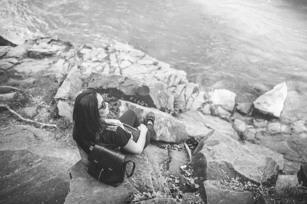 Giovane ragazza turistica godere della natura — Foto Stock