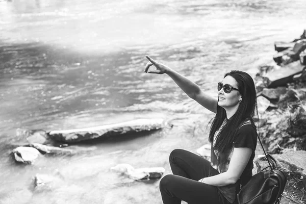 Giovane ragazza turistica godere della natura — Foto Stock