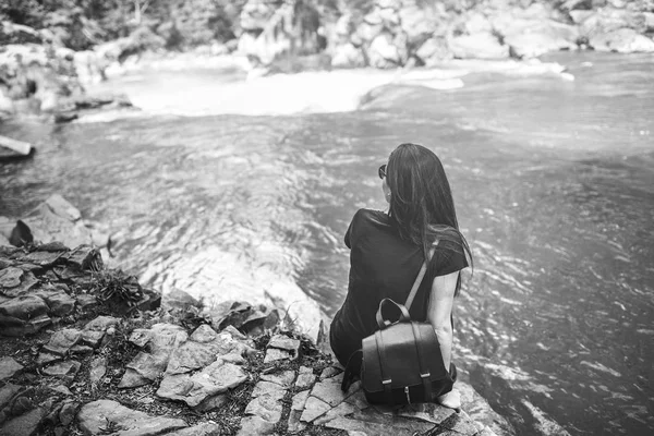 Giovane ragazza turistica godere della natura — Foto Stock