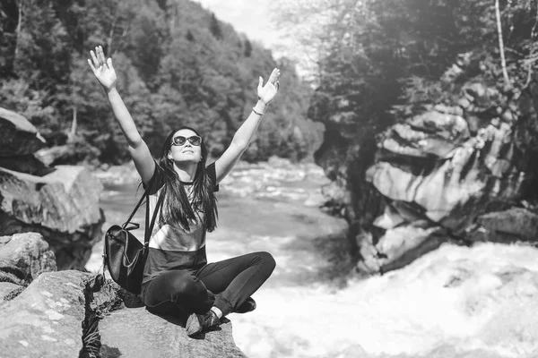 Jonge toeristische meisje geniet van de natuur — Stockfoto