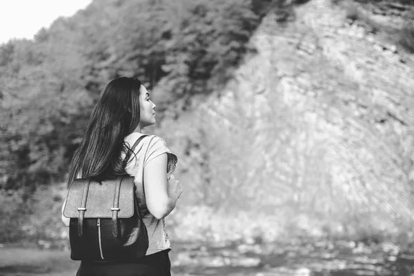 Giovane ragazza turistica godere della natura — Foto Stock