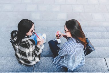 Kız konuşurken ve kahve içme