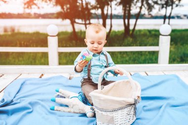 sevimli küçük çocuk parkı