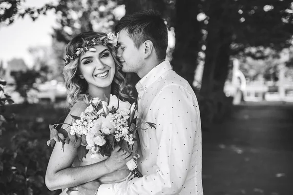 Wedding couple outdoor — Stock Photo, Image