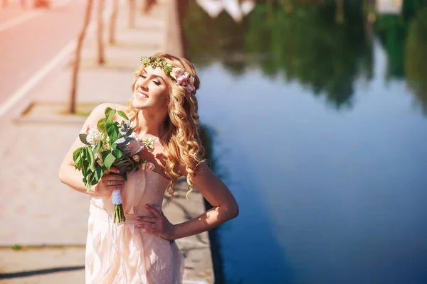 Mariée avec bouquet près du lac — Photo