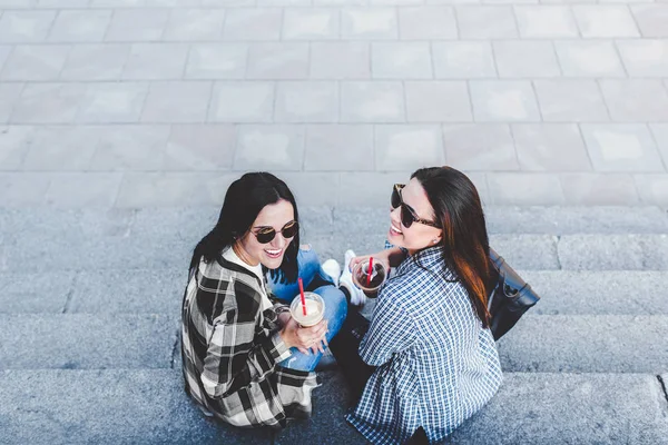 Meninas falando e bebendo café — Fotografia de Stock