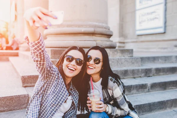 Filles brunes faisant selfie — Photo