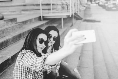 esmer kızlar selfie yapma