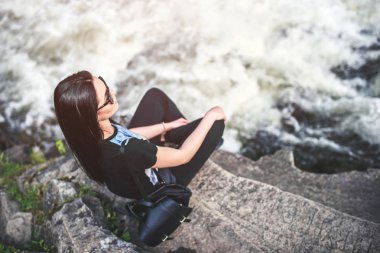 Dağ Nehri yakınında genç kız