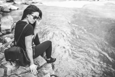 Dağ Nehri yakınında genç turizm