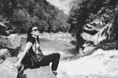 Dağ Nehri yakınında genç turizm