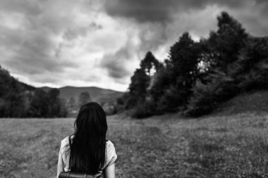 bulutlu gökyüzü olan kadın