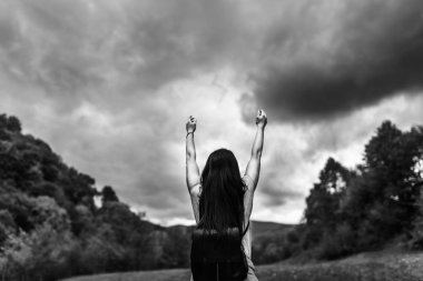 bulutlu gökyüzü olan kadın