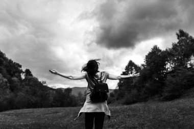 Sırt çantalı kadın dağlarda