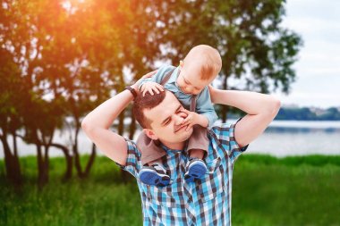 küçük oğluyla mutlu baba