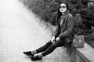 sırt çantası ile açık oturan kız