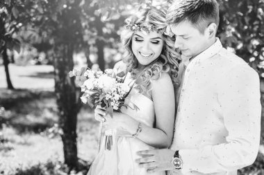 Park 'ta bir çift var.