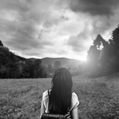 Sırt çantalı kadın dağlarda