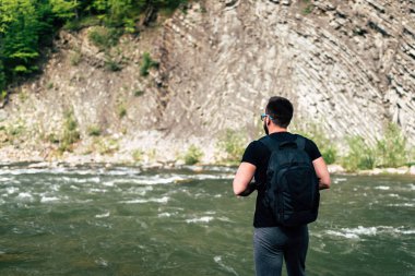 Gezgin dağ Nehri yakınında 