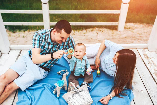 Pais com filho no parque — Fotografia de Stock