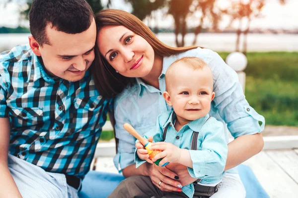 Pais felizes com filho pequeno — Fotografia de Stock