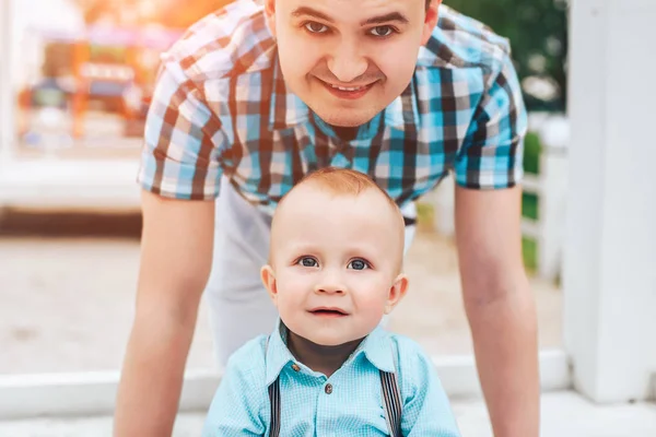 Heureux père avec petit fils — Photo