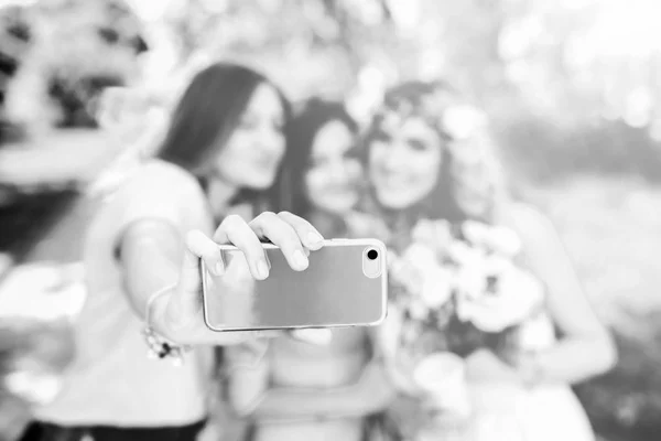 Vrouwen maken selfie met bruid — Stockfoto