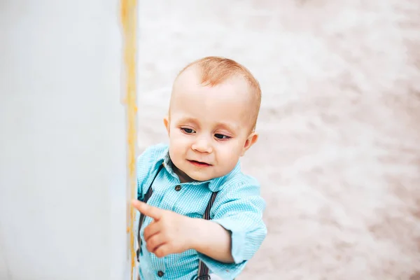 Menino bonito no parque — Fotografia de Stock