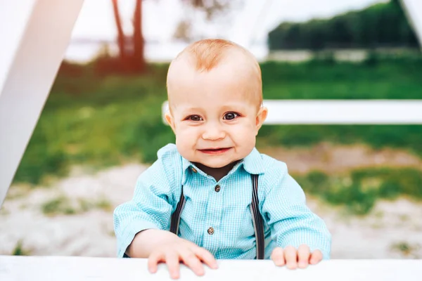 Menino bonito no parque — Fotografia de Stock