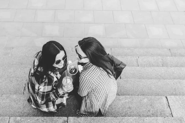 Mädchen reden und trinken Kaffee — Stockfoto