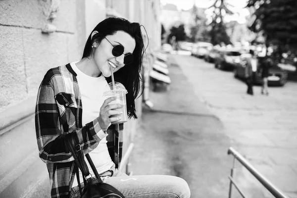 Ragazza bruna godere di caffè freddo — Foto Stock