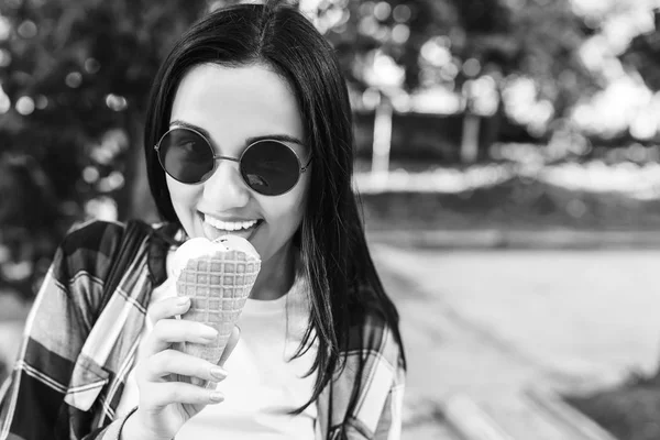 Morena chica disfrutar de helado —  Fotos de Stock