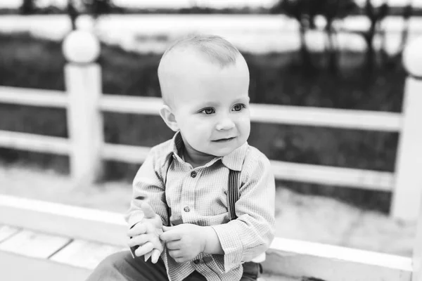 Milý chlapeček v parku — Stock fotografie