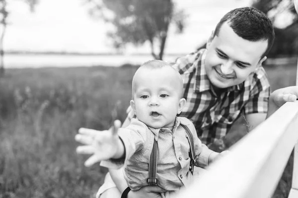 Padre felice con il piccolo figlio — Foto Stock