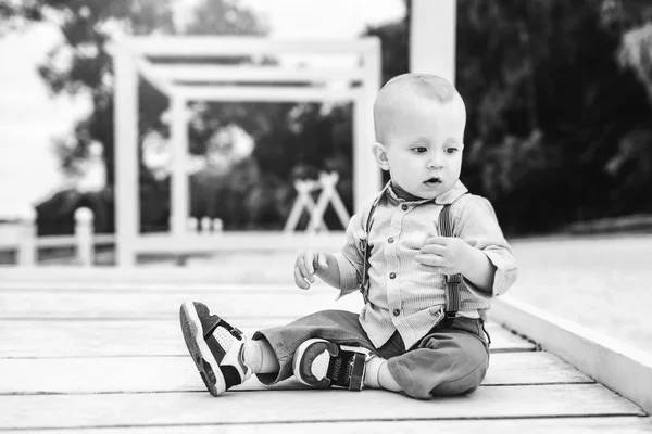 Ładny mały chłopiec w parku — Zdjęcie stockowe