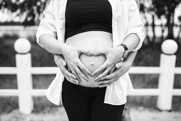 Zwangere vrouw met hartvormige handen — Stockfoto