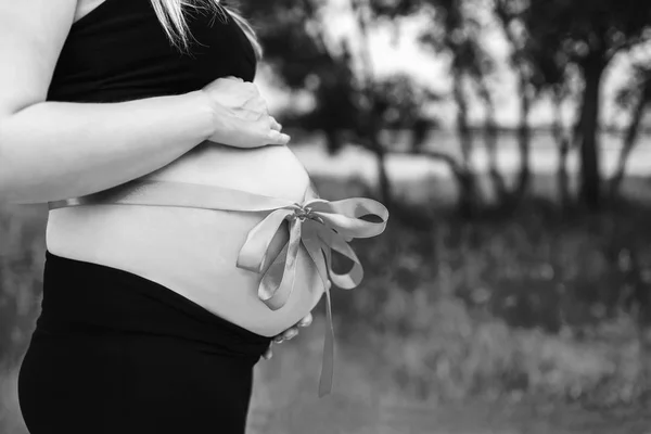 Беременная женщина с лентой — стоковое фото