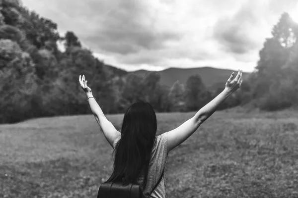 Mujer con mochila en las montañas — Foto de Stock