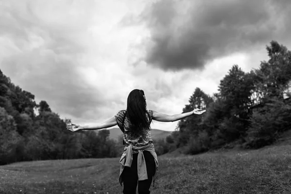 Donna con cielo nuvoloso — Foto Stock