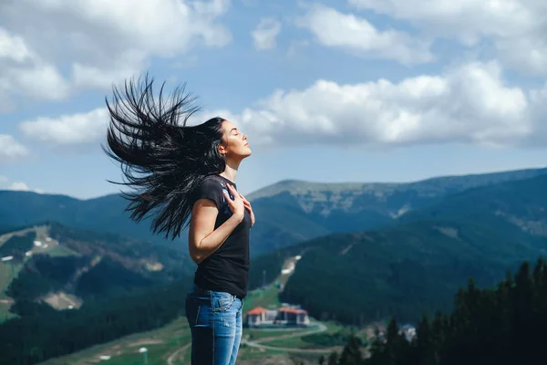 Ragazza con capelli in streaming — Foto Stock