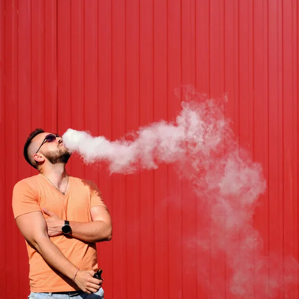 Homem fumaça cigarro eletrônico — Fotografia de Stock