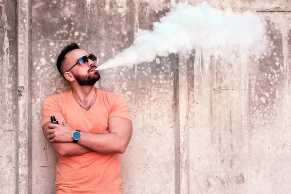 Uomo fumo sigaretta elettronica — Foto Stock