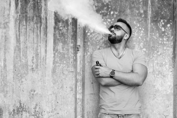Uomo fumare sigaretta elettronica — Foto Stock