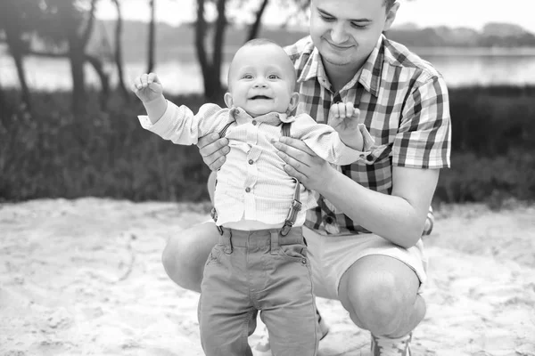 Pai feliz com o pequeno filho — Fotografia de Stock