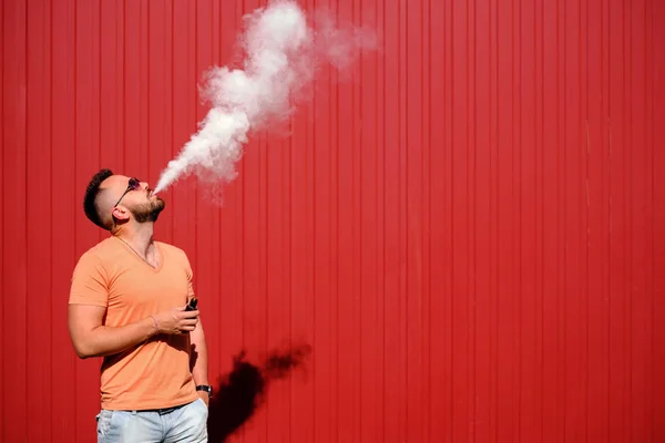 Man smoke electronic cigarette — Stock Photo, Image