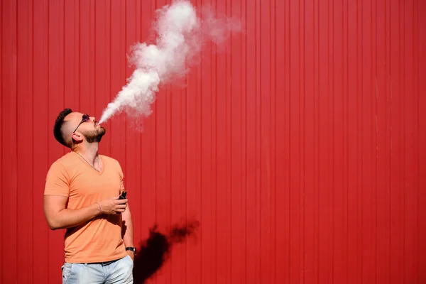 Man merokok rokok elektronik — Stok Foto