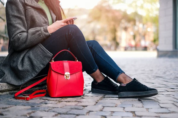 Menina sentada na rua com celular — Fotografia de Stock