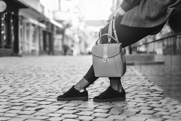 Žena na ulici s batohem — Stock fotografie