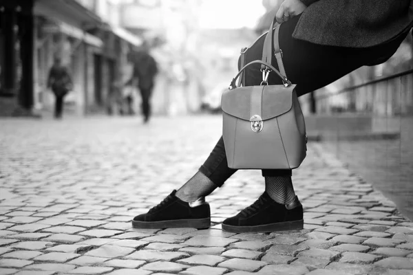 Женщина на улице с рюкзаком — стоковое фото