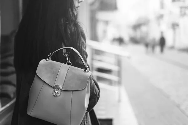 Девушка ходит по улице с рюкзаком — стоковое фото